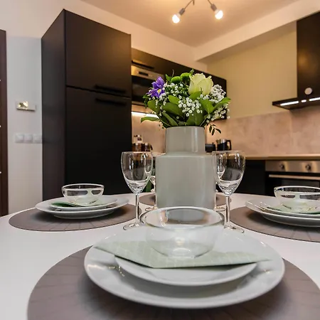 Luxury Parking By Michal&friends Apartamento Praga