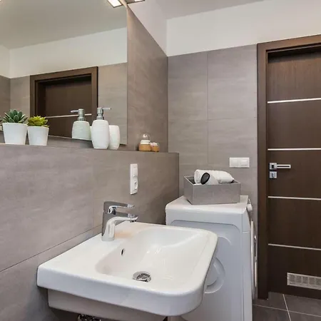 Luxury Parking By Michal&friends Apartamento Praga