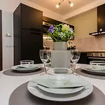 Luxury Parking By Michal&friends Apartamento
